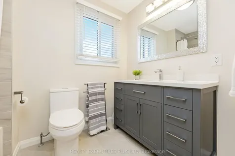 25 Graham Court Whitby ON L1N 6E1