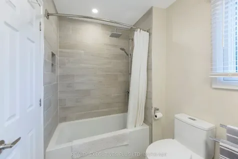25 Graham Court Whitby ON L1N 6E1
