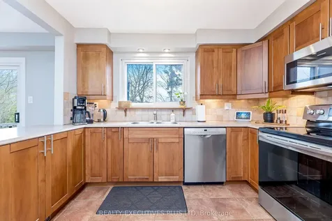 25 Graham Court Whitby ON L1N 6E1