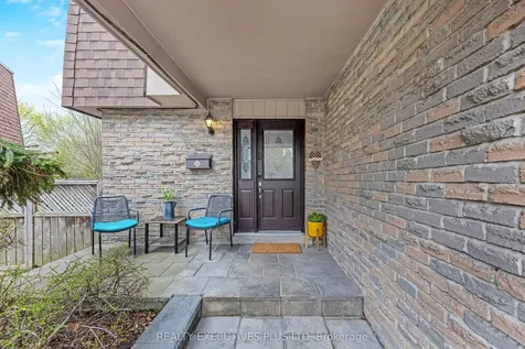 25 Graham Court Whitby ON L1N 6E1