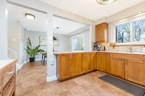 25 Graham Court Whitby ON L1N 6E1
