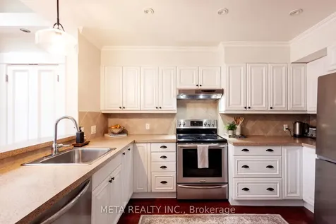 176 Gainsborough Road Toronto ON M4L 3C4