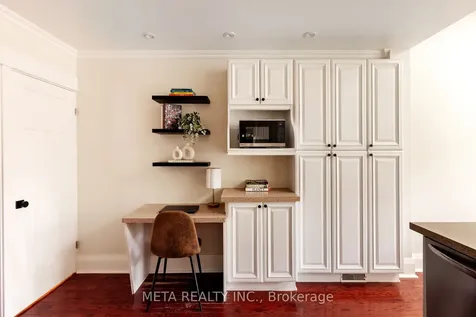 176 Gainsborough Road Toronto ON M4L 3C4