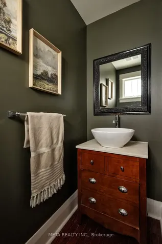 176 Gainsborough Road Toronto ON M4L 3C4