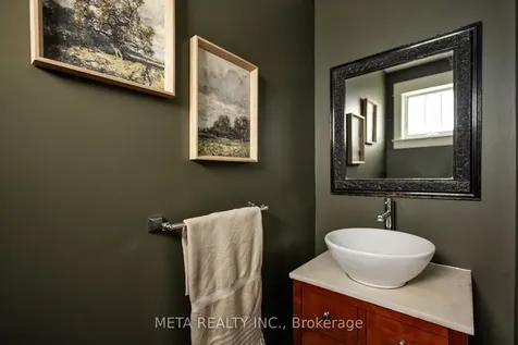176 Gainsborough Road Toronto ON M4L 3C4