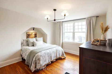 176 Gainsborough Road Toronto ON M4L 3C4
