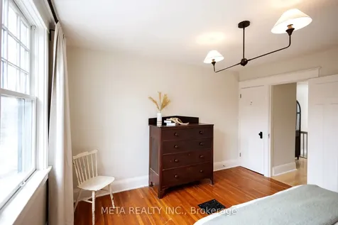 176 Gainsborough Road Toronto ON M4L 3C4
