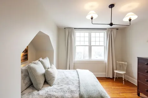 176 Gainsborough Road Toronto ON M4L 3C4