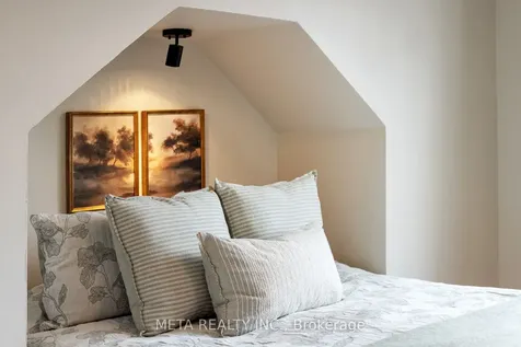 176 Gainsborough Road Toronto ON M4L 3C4