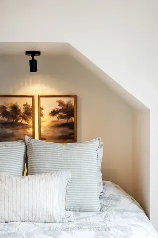176 Gainsborough Road Toronto ON M4L 3C4
