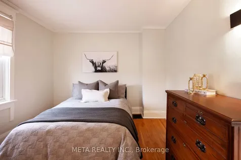 176 Gainsborough Road Toronto ON M4L 3C4