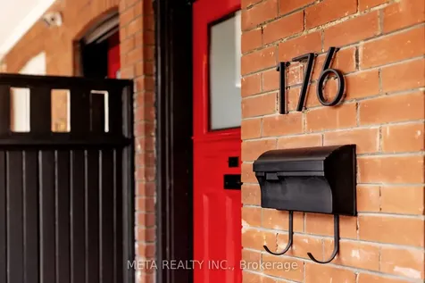 176 Gainsborough Road Toronto ON M4L 3C4