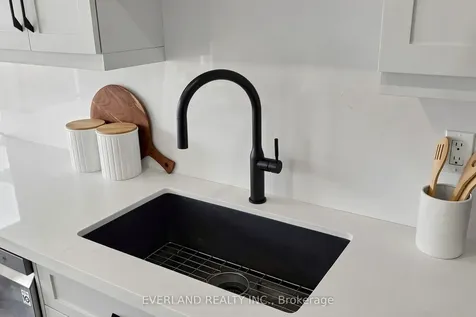 50 Shenandoah Drive Whitby ON L1P 1T3