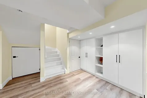 50 Shenandoah Drive Whitby ON L1P 1T3