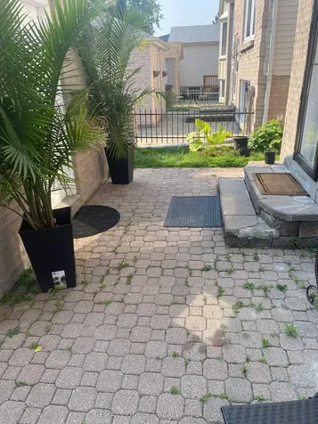 594 Waverly Street N Oshawa ON L1J 7G1