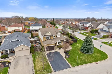 9 Clayton Crescent Clarington ON L1C 4P2