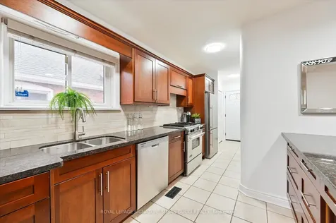218 Glenwood Crescent Toronto ON M4B 1K4