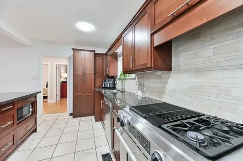 218 Glenwood Crescent Toronto ON M4B 1K4