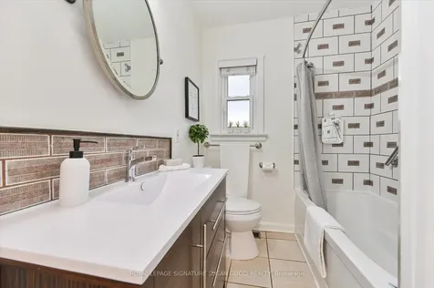 218 Glenwood Crescent Toronto ON M4B 1K4