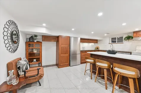 218 Glenwood Crescent Toronto ON M4B 1K4