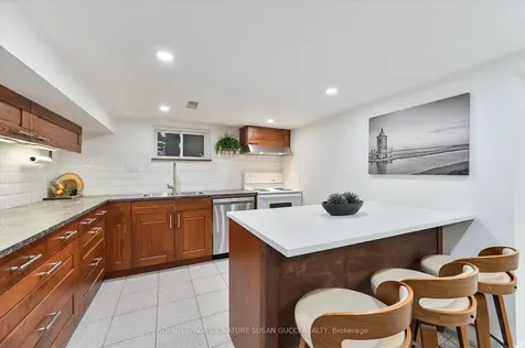 218 Glenwood Crescent Toronto ON M4B 1K4
