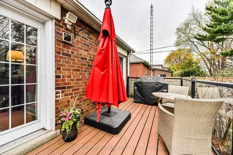 218 Glenwood Crescent Toronto ON M4B 1K4