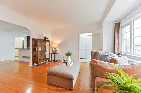 218 Glenwood Crescent Toronto ON M4B 1K4