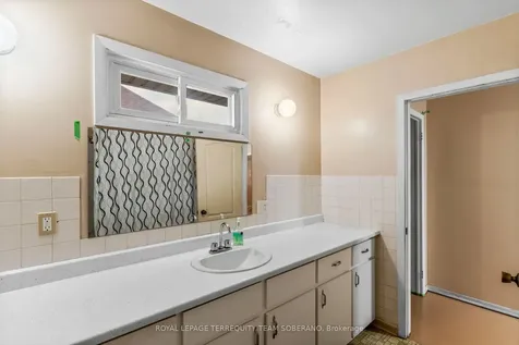 378 Elmgrove Avenue Oshawa ON L1J 2C5