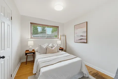 362 Garden Court Oshawa ON L1J 3E4