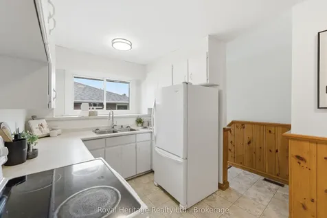 362 Garden Court Oshawa ON L1J 3E4