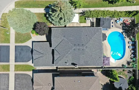 1 Clune Place Whitby ON L1R 2B1