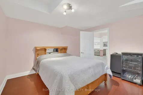 15 Clydebank Boulevard Toronto ON M1T 3B4