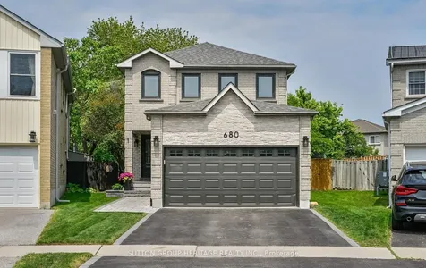 680 Eramosa Crescent Pickering ON L1V 5N4