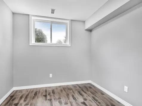 95 Farmingdale Crescent Barrie ON L4M 5E6