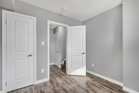 95 Farmingdale Crescent Barrie ON L4M 5E6