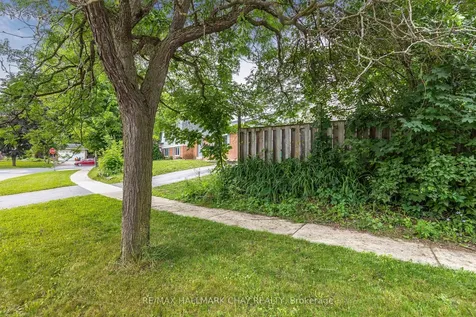 95 Farmingdale Crescent Barrie ON L4M 5E6