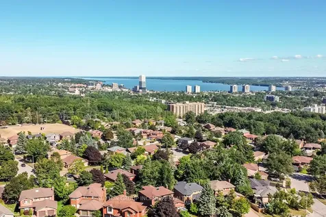 17 Kenny Crescent Barrie ON L4N 6C7