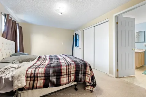 11 Raymond Crescent Barrie ON L4N 0V4