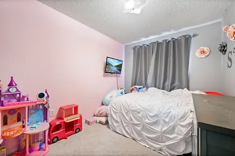 11 Raymond Crescent Barrie ON L4N 0V4