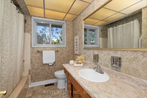 22 Belcourt Avenue Barrie ON L4M 4E3