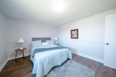 117 Hickling Trail Barrie ON L4M 5T7