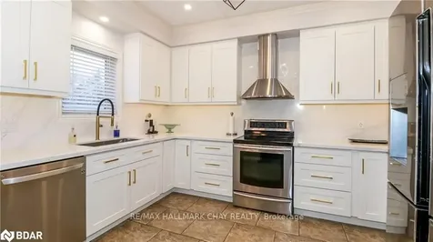 33 Pinecliff Crescent Barrie ON L4N 5V2