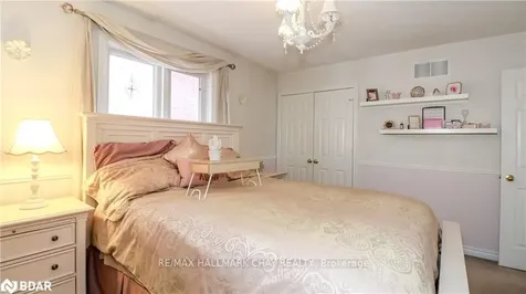 33 Pinecliff Crescent Barrie ON L4N 5V2