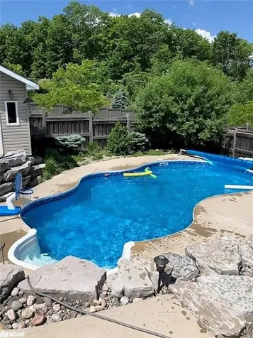 33 Pinecliff Crescent Barrie ON L4N 5V2