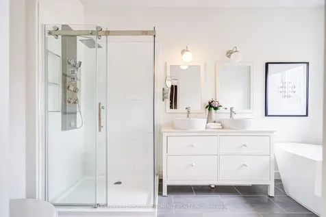 6 Callaway Court Barrie ON L4M 6V7