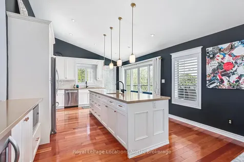 10 Mcintosh Gate Collingwood ON L9Y 5B6