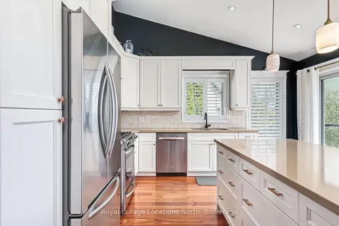 10 Mcintosh Gate Collingwood ON L9Y 5B6