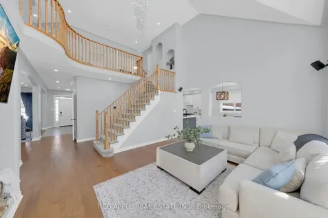 8 Strathmore Place Barrie ON L4N 0K1