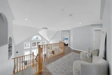 8 Strathmore Place Barrie ON L4N 0K1