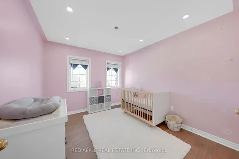 8 Strathmore Place Barrie ON L4N 0K1